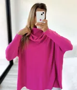 Polerón de punto fucsia con diseño mega oversize, cuello caído tipo polera y mangas largas con puños acanalados.
