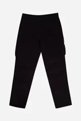 Pantalón cargo color beige, de corte recto y largo hasta el tobillo. Tiene bolsillos laterales tipo cargo con fuelle y solapa, bolsillos delanteros y traseros.