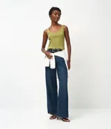 Blusa musculosa de ribana color blanco, con escote en U.