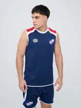 Musculosa deportiva Umbro del Club Nacional de Football, modelo Protraining, color azul marino con detalles en rojo y blanco en los hombros y el cuello. Incluye el escudo del club y el logo de Umbro.