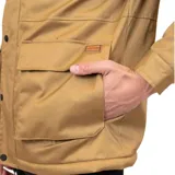 Campera color beige con capucha, cierre frontal con botones a presión, cuatro bolsillos frontales con botón a presión y puños ajustables con botón a presión.