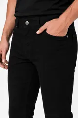 Pantalón jean skinny de tiro bajo y color azul medio.
