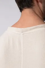 Musculosa oversize de tejido de lino con textura marcada, corte suelto, cuello redondo y terminaciones deshilachadas en las sisas.