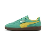Championes Puma Palermo confeccionados en gamuza de color verde turquesa con detalles en amarillo, incluyendo la franja lateral caracteristica y el interior. Cuenta con suela de goma marrón y la etiqueta con el nombre del modelo y el logotipo de Puma en color dorado sobre el lateral externo.
