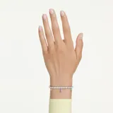 Pulsera de estilo tenis bañada en rodio, compuesta por una hilera de circonitas transparentes con cristales colgantes en colores pastel y tallas mixtas. Cuenta con un cierre de bola deslizante ajustable.