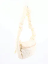 Riñonera acolchada celeste con correa ajustable y cierre superior con dije de flor.