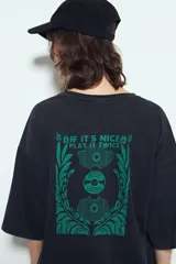 Remerón negro de manga corta, calce amplio y efecto gastado. Presenta una estampa gráfica de inspiración retro en el frente y la espalda.