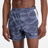 Short deportivo New Balance Accelerate 5 Inch, color gris con estampado camuflado y logo reflectante. Confeccionado en poliéster reciclado, con tecnología NB DRY de secado rápido, forro interior de crepé, bolsillos laterales y tiro de 5 pulgadas.