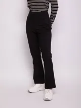 Pantalón de vestir negro de corte recto, con bolsillos delanteros, cierre y botón a tono.
