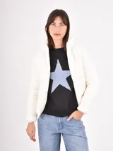 Campera puffer blanca con cuello alto, cierre frontal y diseño acolchado horizontal.