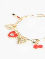 Pulsera dorada con cadena de eslabones y dijes colgantes: un labial, dos corazones (uno rojo con estrella y otro dorado), una cereza y un corazón con rayos.