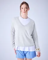 Sweater gris claro de cashmere cepillada con cuello en V, corte oversize y mangas largas.