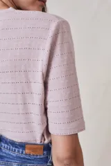 Remera de algodón peinado color rosado, con textura sutil de rayas punteadas, manga corta y cuello redondo.