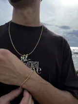 Conjunto de joyería compuesto por una cadena tipo soga y una pulsera a juego, ambos en color dorado.
