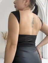 Top negro con breteles finos y espalda descubierta.
