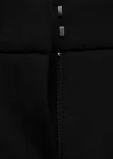 Pantalon de vestir negro de corte recto y tiro medio, con bolsillos laterales y cierre oculto de botón, gancho y cremallera.