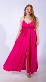 Vestido largo blanco de satén con breteles finos, escote cruzado y abertura en la pierna.