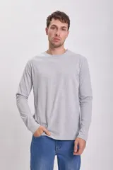 Remera básica de manga larga blanca, cuello redondo y corte clásico.