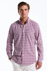 Camisa de manga larga con diseño a cuadros en tonos rosado, violeta y blanco, con cuello camisero, cierre frontal de botones y un bolsillo aplicado en el pecho.