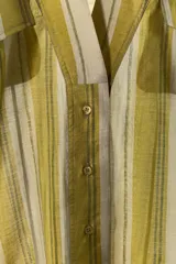Camisa de manga larga ZW Collection confeccionada en hilatura con mezcla de lyocell, con diseño de rayas verticales en tonos verde, tostado y blanco. Presenta cuello redondo con escote en V, bolsillos con solapa en el delantero y cierre frontal con botones.