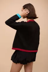 Cárdigan rojo de algodón con botones y cuello redondo.