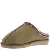 Pantuflas tipo zueco color bordó, con exterior de gamuza sintética y borde superior decorado con costuras trenzadas. Interior forrado en piel sintética al tono y suela de goma plana.