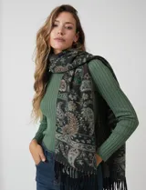 Bufandón de tejido soft, marca Adrienne Vittadini, con estampado de arabescos en tonos verde, beige y negro. Presenta terminación con flecos.
