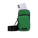Bolso porta celular con cierre frontal, compartimentos internos para tarjetas y bolsillo trasero. Incluye correa elástica regulable y desmontable.