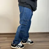 Pantalon cargo de corte recto en denim azul oscuro, con bolsillos laterales tipo cargo y costuras reforzadas.