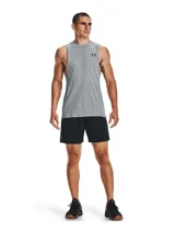 Musculosa deportiva Under Armour de corte holgado, color gris jaspeado, con sisas amplias y cuello acanalado. Presenta el logo de la marca estampado en el pecho.