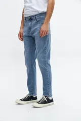 Pantalón jean celeste de corte recto.