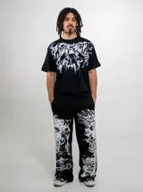 Remera negra de corte regular fit y cuello redondo, con gran estampado frontal en color blanco de estilo gótico y diseño complejo con aves.
