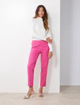 Pantalón de gabardina elastizada color fucsia, de corte recto y pretina ancha pespunteada. Tiene bolsillos simulados.