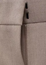 Pantalon de vestir color beige, de corte recto y tiro medio, con bolsillos laterales y cierre oculto.