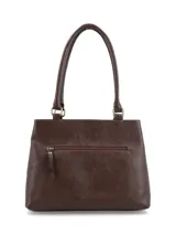 Cartera de hombro color chocolate con textura granulada, asas fijas y detalle decorativo de nudo con cordones en tono rosado en uno de los laterales. Incluye logo metálico en la parte inferior frontal.