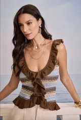 Musculosa tejida a rayas horizontales en tonos marrón, beige y celeste, con escote en V, breteles anchos con volados y volados en el ruedo.