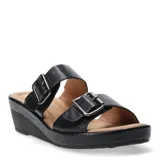 Sandalias de plataforma con dos tiras ajustables mediante hebillas metálicas. Presentan un acabado texturizado tipo reptil en color negro y plantilla acolchada en tono beige.