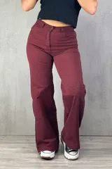 Pantalón de jean color bordó, corte wide leg con costuras a la vista en las rodillas.