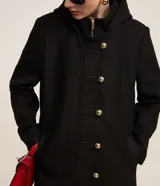 Saco corto negro de polivelour con capucha, cuello alto con cremallera, abotonado delantero cruzado, bolsillos delanteros y mangas largas.