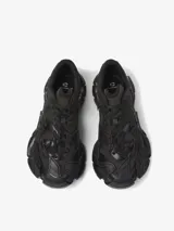 Zapatillas negras con malla Sorona, empeines de HyphaLite y MIRUM, cordones de TENCEL Lyocell, plantillas OrthoLite Recycled, entresuelas de EVA de caña de azúcar y suelas de goma.