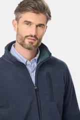 Campera polar de abrigo con cuello alto, cierre frontal y bolsillos laterales. Presenta detalles de marca en el cuello y en la manga.