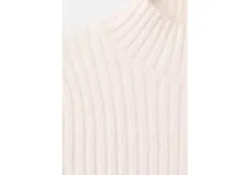 Jersey de punto canalé color blanco roto, de corte ajustado, con cuello alto y manga larga.