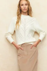 Sweater color beige con cuello redondo, mangas largas y diseño calado.