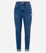 Pantalón mom jeans de tiro alto, color celeste claro, con bolsillos delanteros y traseros, cierre con botón y cremallera, y ruedo doblado.