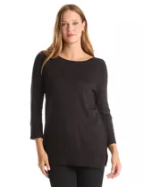 Buzo de tejido fino en color negro, con cuello redondo decorado con apliques de strass. Presenta mangas tres cuartos con puños acanalados y aberturas laterales en el ruedo.