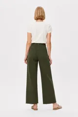 Pantalón jean blanco de corte ancho, tiro alto y diseño liso.