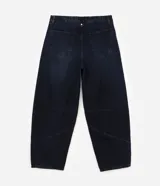 Pantalón de jean azul oscuro con corte Baggy Balloon, piernas amplias con leve ajuste en los puños, recortes anatómicos, cierre con botón y cremallera, pasacintos y bolsillos funcionales.