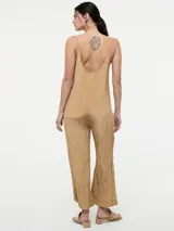 Mono largo negro de viscosa con breteles finos regulables y tejido arrugado.