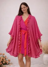 Ruana de lino color fucsia, con diseño abierto y terminaciones con volados amplios en todo el borde. Presenta una caída fluida y ligera.