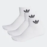 Pack de tres pares de medias tobilleras Adidas blancas con logo negro.